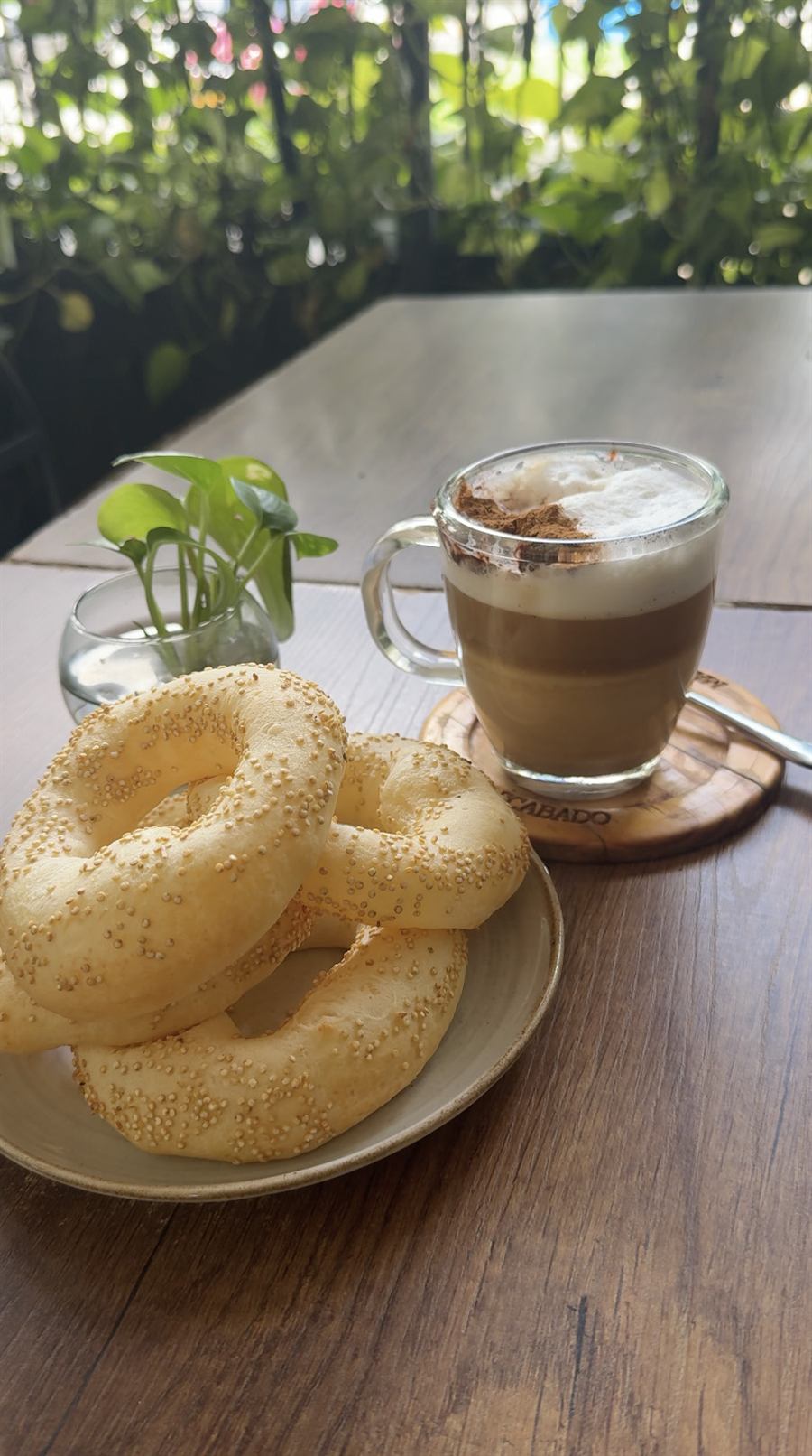Bagels recién horneados junto a un café latte