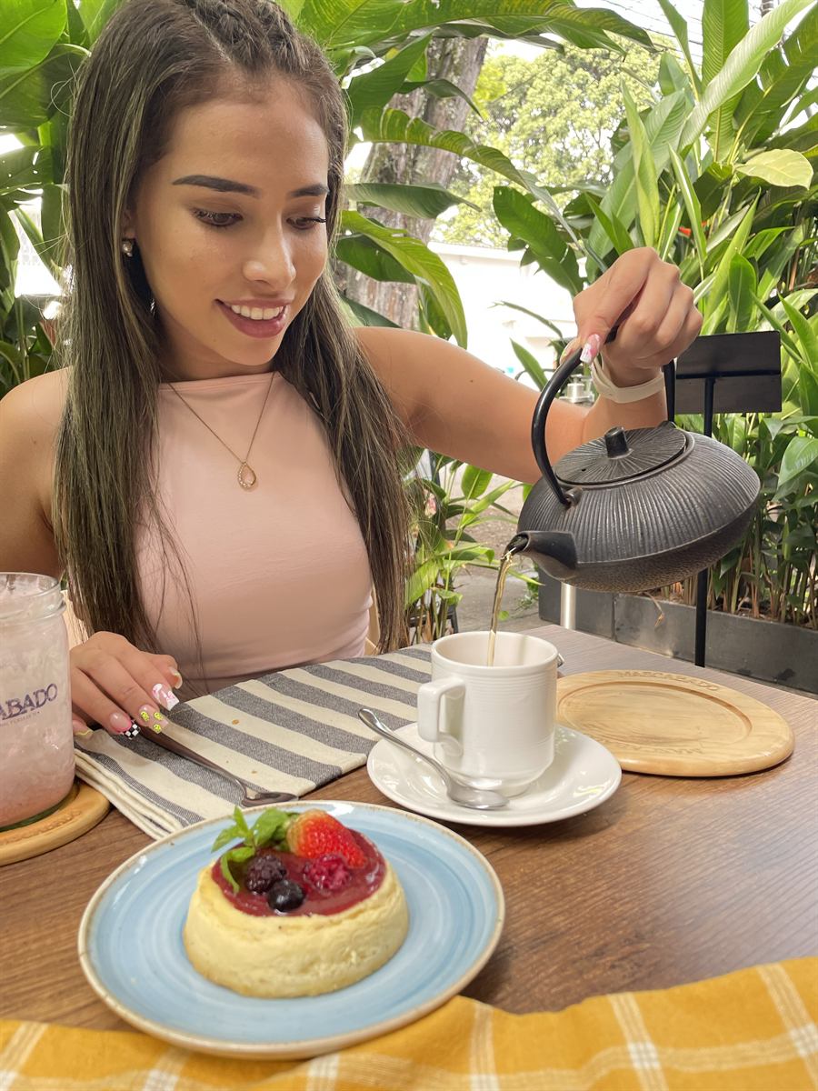 Servicio de té en hebras con tetera de hierro en la terraza de Mascabado